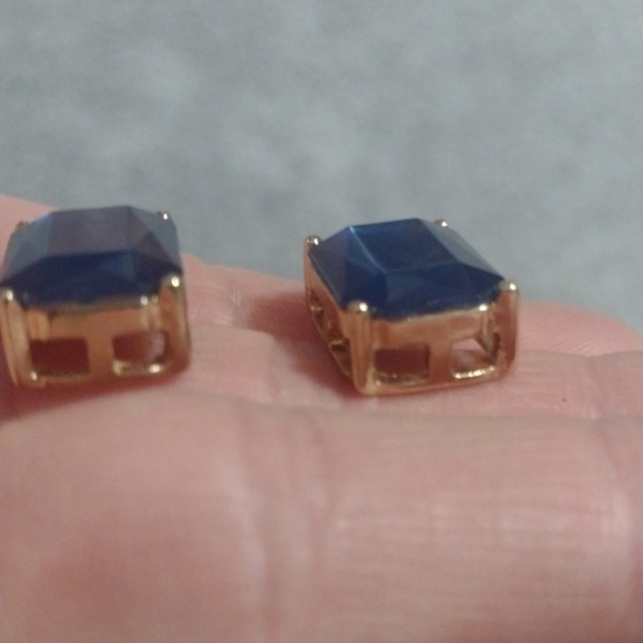 VINTAGE FAUX FACETED BLUE SAPPHIRE GOLD-TONE PRONG SET PUSH BACK .8" EARRINGS - Picture 8 of 9